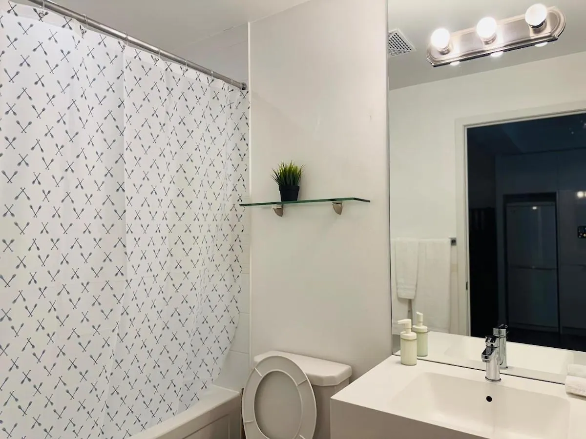 Kingbed & Bunkbed & Terrace Apartment Toronto Canada